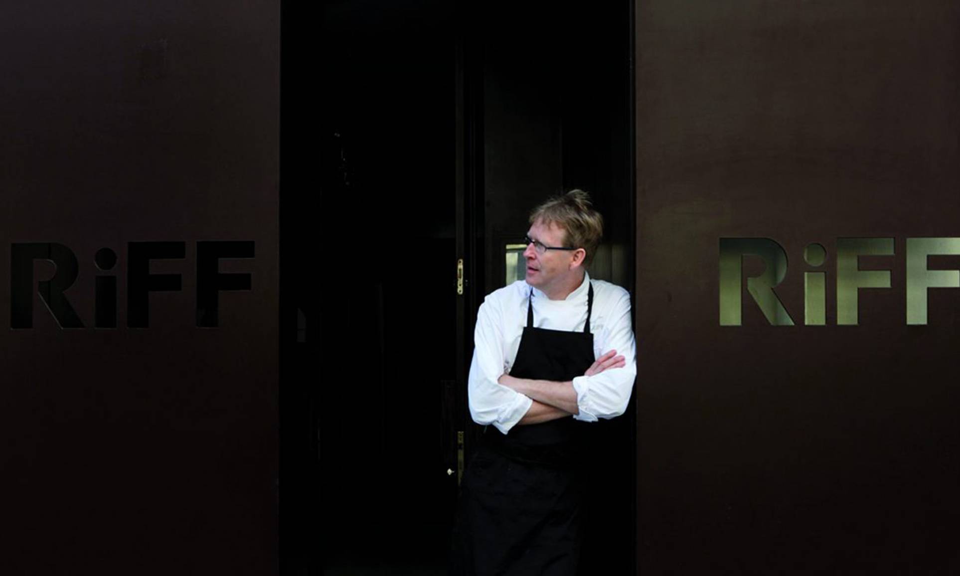 El chef Bernd H. Knöller en la fachada del Riff.