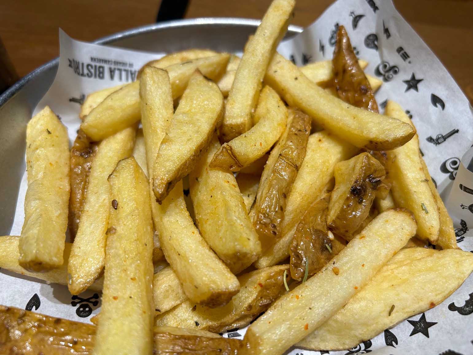 Patatas fritas con su piel en Canalla Bistro.
