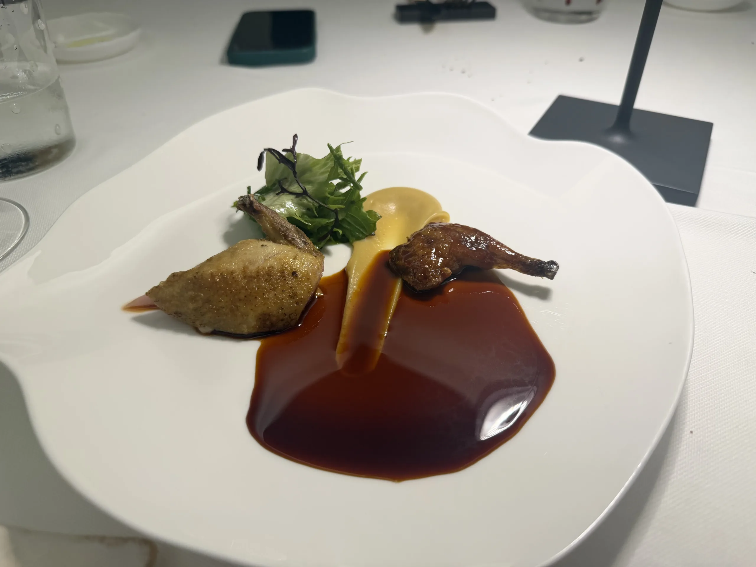 11 Codorniz engrasada de maíz, madurada y asada, con puré de boniato blanco de la Xara asado, jugo de codorniz con cítricos y ensalada de lechugas de temporada