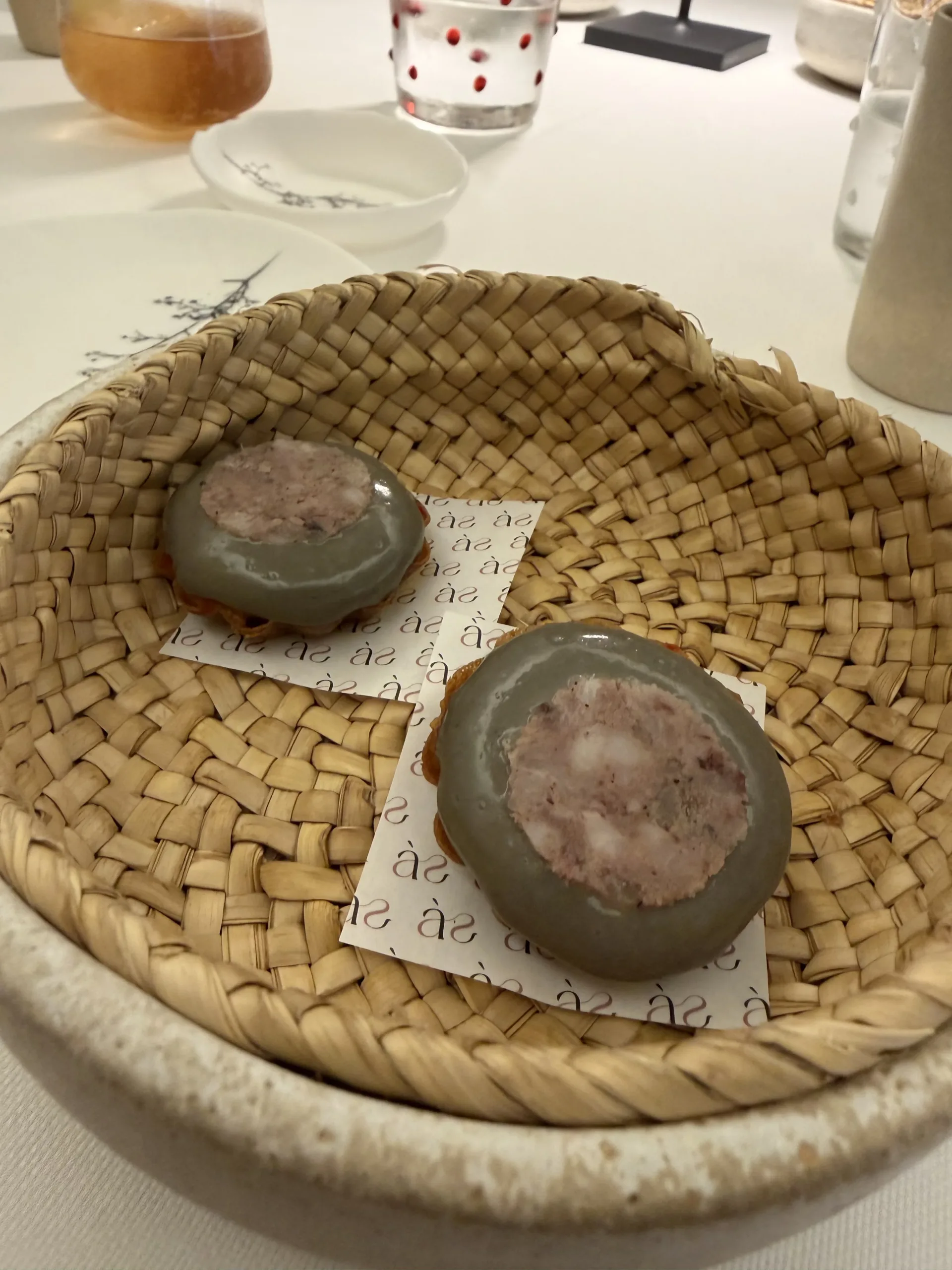 2 Tartaleta rellena de guiso de sepia, emulsión de su tinta y una lámina de bufa
