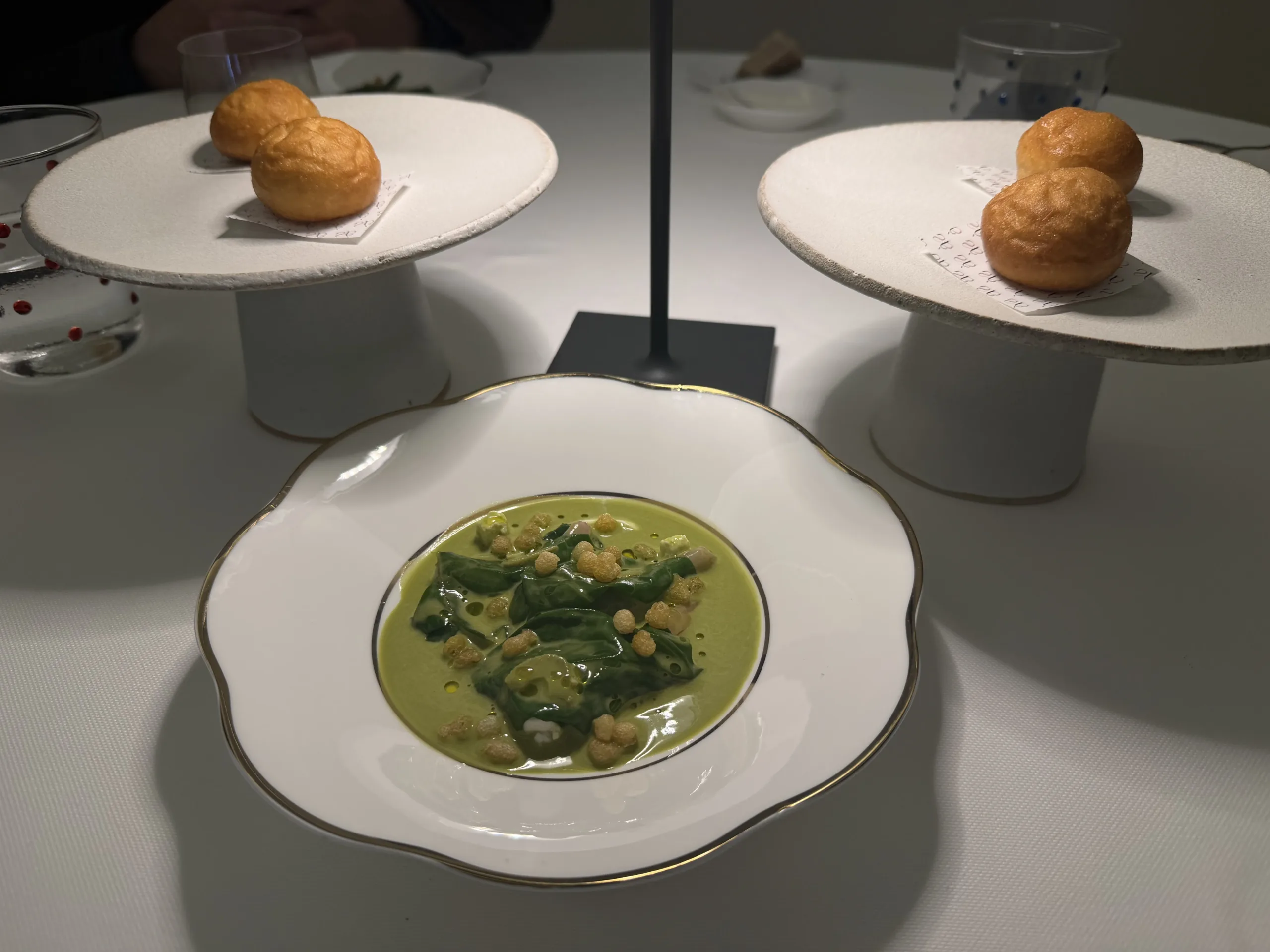 5 Ensalada de gamba blanca, hierbas silvestres y queso fresco acompañada por pan de ajo frito