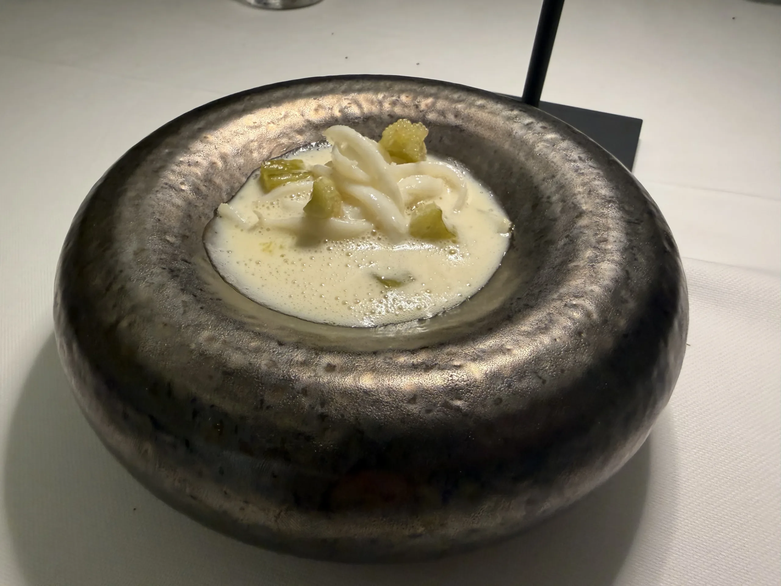 8 Calamar fresco de lonja con pencas y crema de arroz fermentado