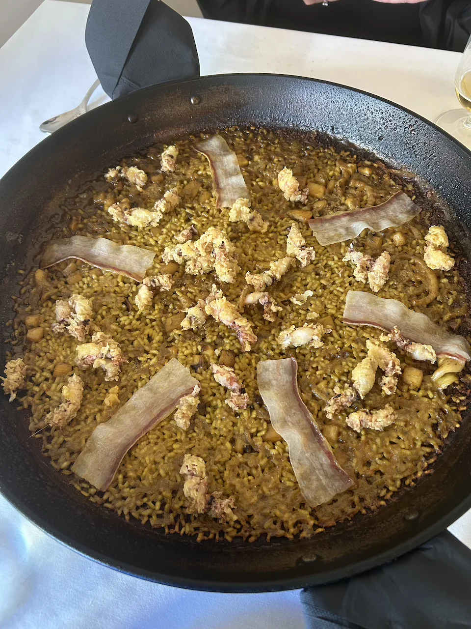 12 Paella de calamarcitos en tempura y tocino ibérico