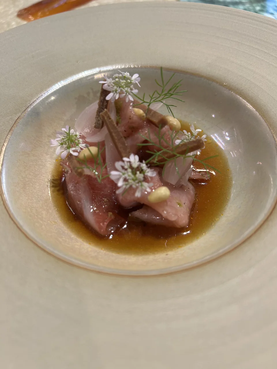 Ventresca en finas láminas con jugo de espencat