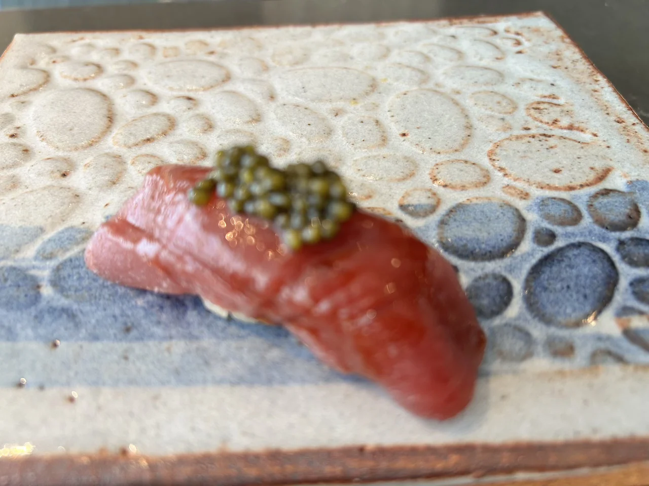 Nigiri de atún rojo akami curado en soja y caviar